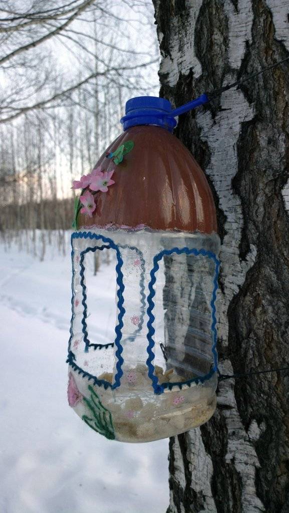 Как сделать кормушку для птиц из пластиковой бутылки (фото и инструкция)