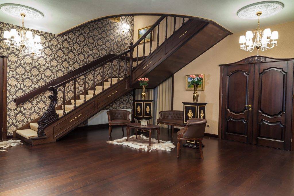 Лестница на второй этаж в частном доме: 100 фото примеров в интерьере