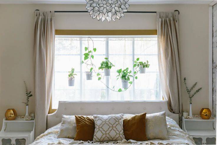Оформление окна в спальне (53 фото): дизайн окна, как оформить шторами, декор и подоконник-стол