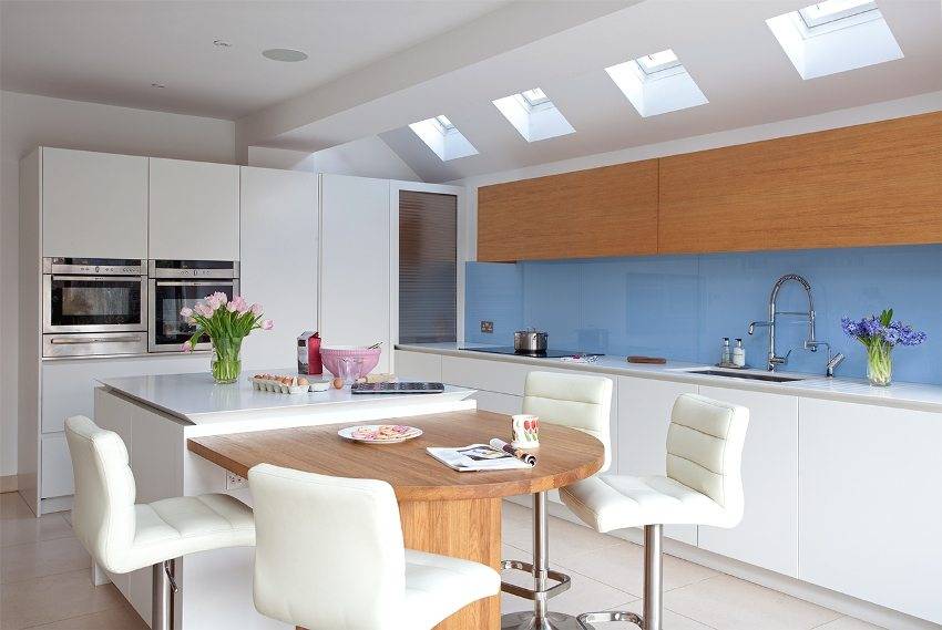 Кухня до потолка: дизайн современной кухни с высокими шкафами и антресолями - 16 фото