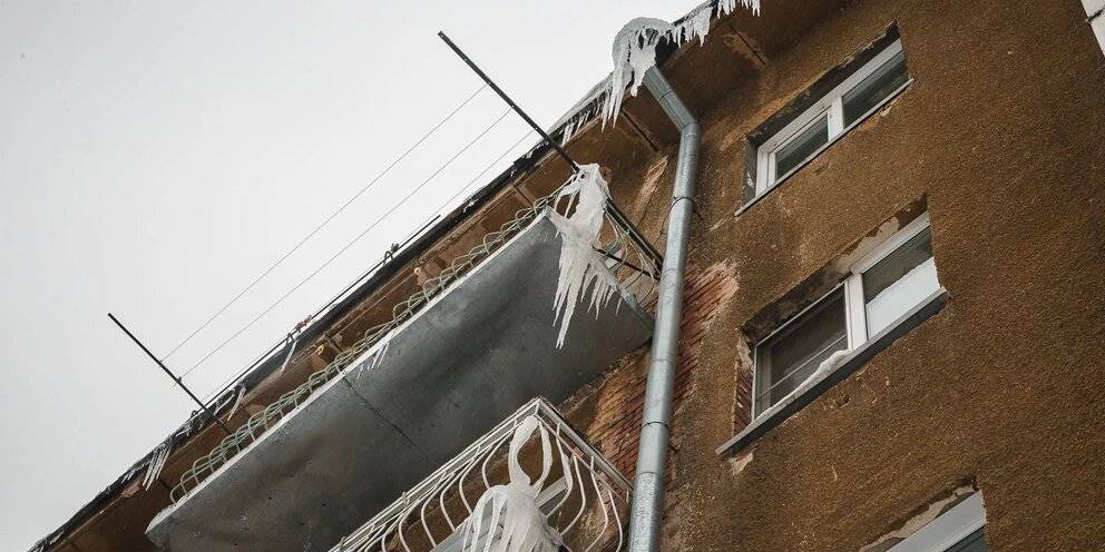 В кузбассе управляющие компании накажут за снег и сосульки на крышах