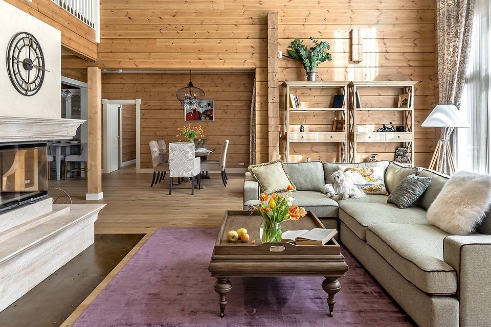 Интерьер деревянного дома (119 фото): дизайн внутри одноэтажного финского дома с мансардой, внутреннее оформление комнат