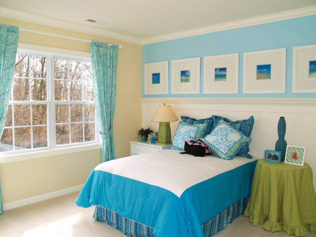 Бирюзовые шторы в интерьере спальни, гостиной и кухни: спальня в бирюзовых тонах с белой мебелью - 32 фото
