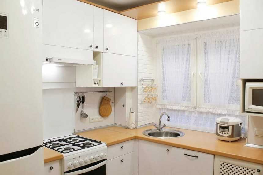 Кухни с колонкой в «хрущевке» (53 фото): варианты дизайна маленьких и угловых кухонь с газовой колонкой, планировки с кухонным гарнитуром и холодильником
