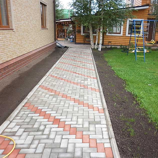 Красная тротуарная плитка во дворе частного дома фото