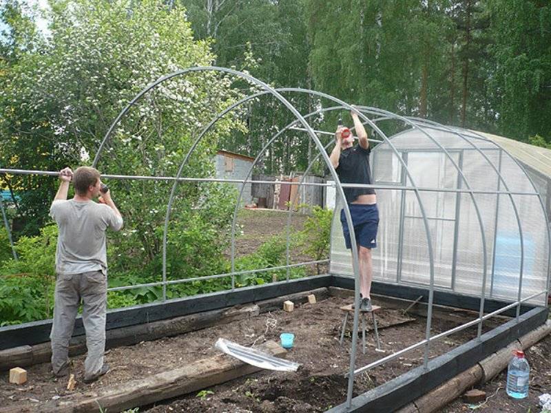 Установка теплицы из поликарбоната на брус цена. Фундамент для теплицы. Каркас теплицы. Фундамент для теплицы из поликарбоната. Каркас для парника.