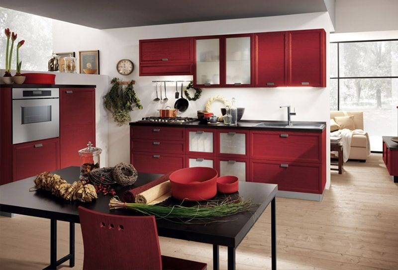 Красная кухня 6 кв. м с черной столешницей и красным холодильником
