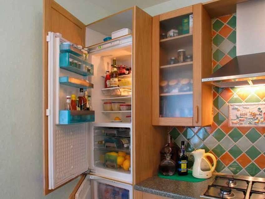 Можно ли встроить обычный холодильник в шкаф: практические советы