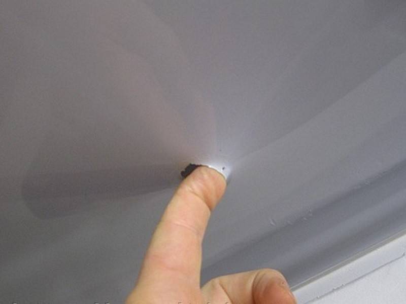 Как заделать дырку в натяжном потолке своими руками: подробная инструкция!