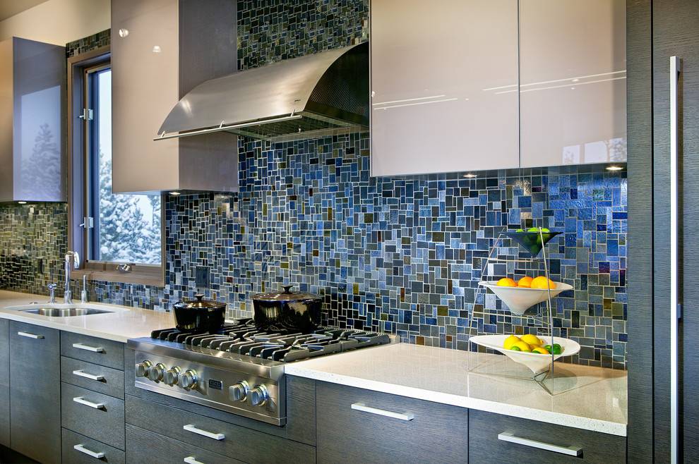 Плитка для кухни на фартук (129 фото): дизайн кухонного фартука с керамической плиткой сотами, варианты отделки крупным ромбом, панно для белой комнаты