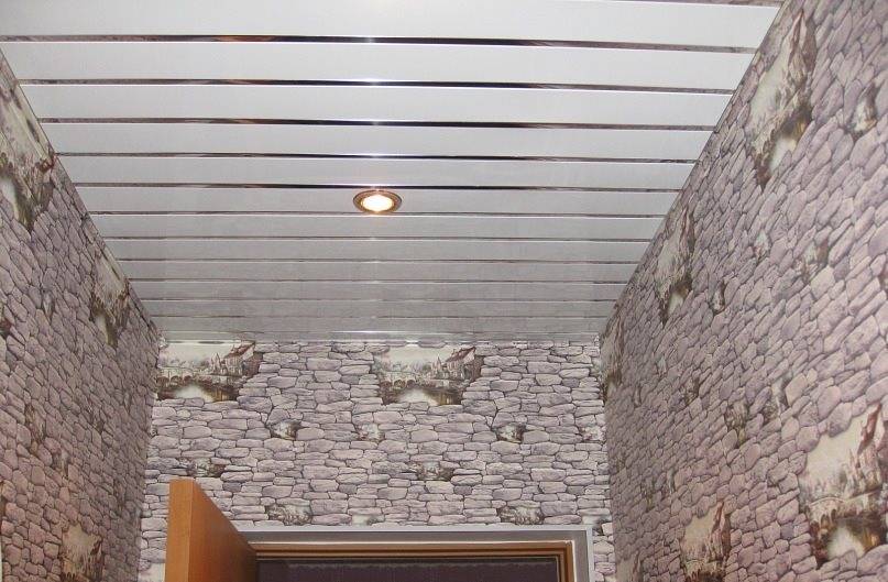 Дизайн потолка в прихожей и коридоре