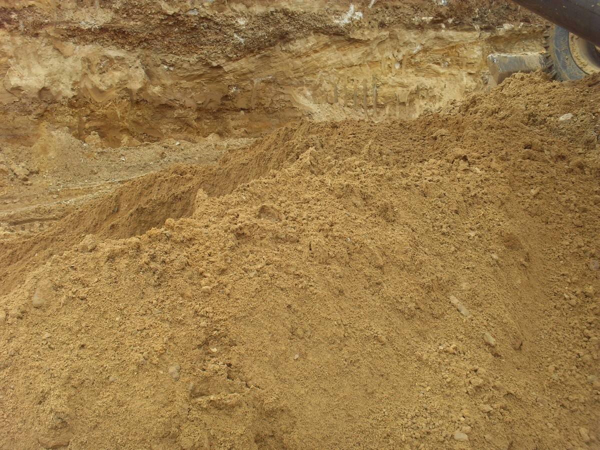 Какой песок нужен для подушки под фундамент: речной или карьерный