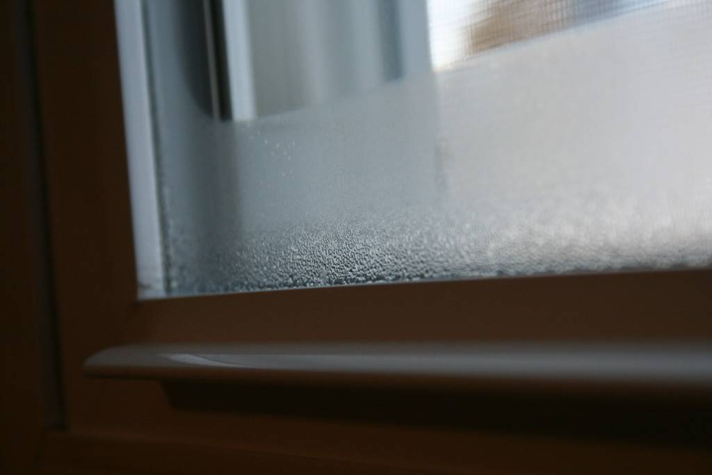 Как избавиться от конденсата на окнах: причины появления и обзор методов избавления, их плюсы и минусы