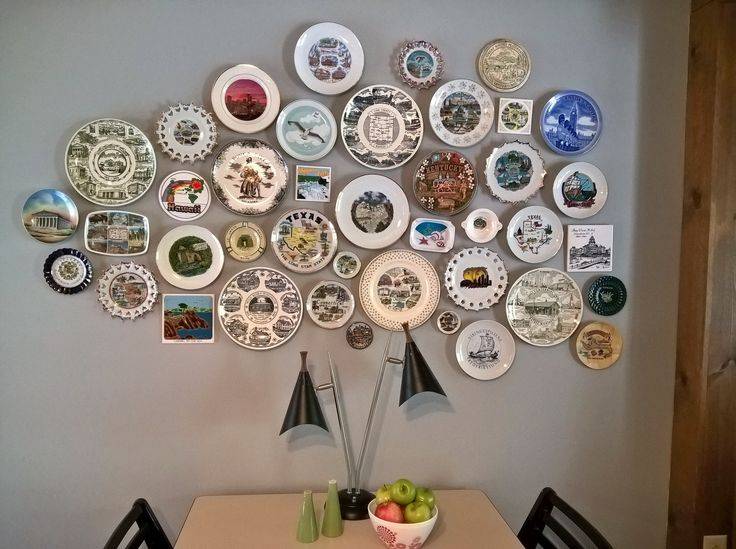 Украшаем стены декоративными тарелками +75 фото