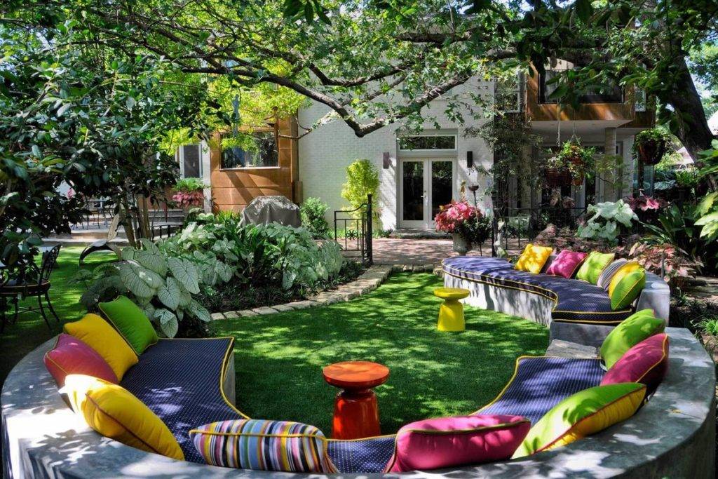 Ландшафтный дизайн двора частного дома (177 фото): современные красивые дворики с беседкой и проекты ландшафта придомовых территорий