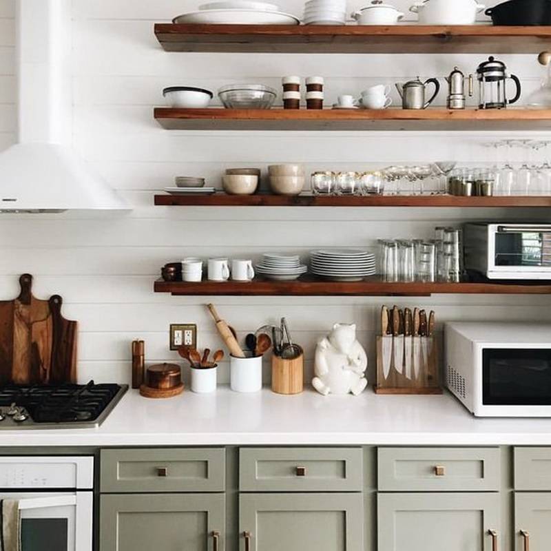 Полки на кухню (31 фото): выбираем полки на стену для специй или посуды, особенности деревянных, стеклянных и металлических подвесных полочек