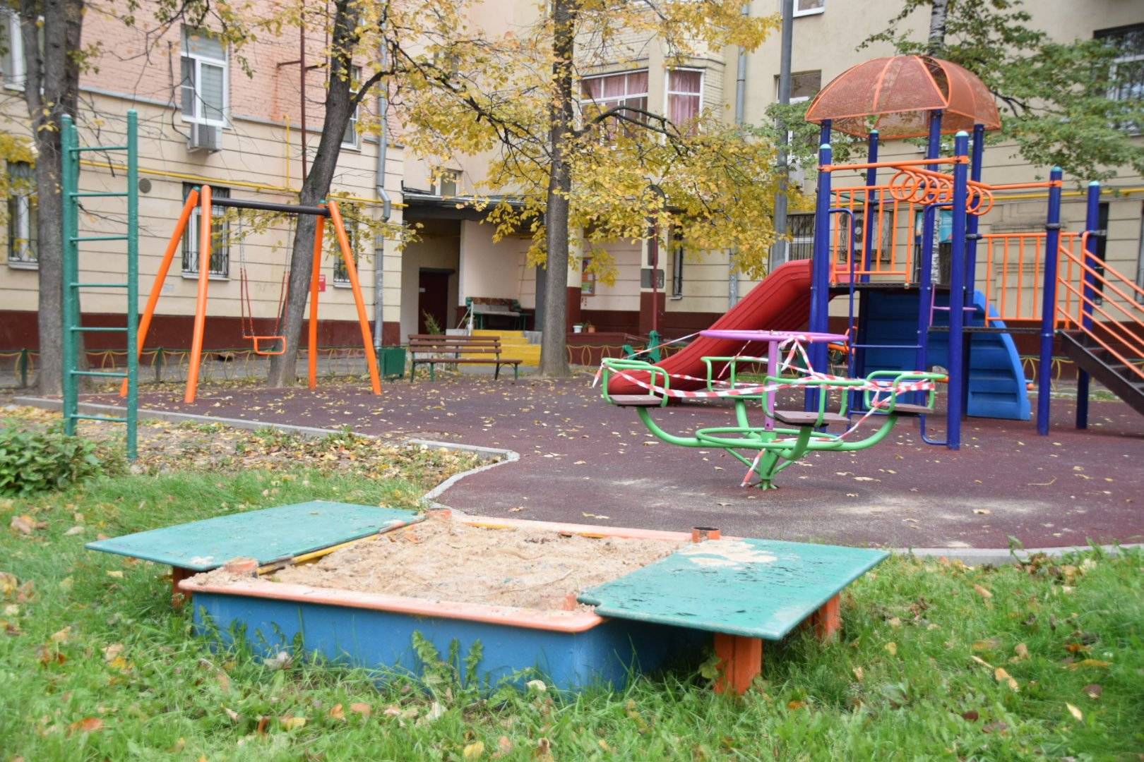 Площадка во дворе. Детская площадка во дворе. Двор с детской площадкой. Детская лазалка во двор. Оборудование для детской площадки во дворе.