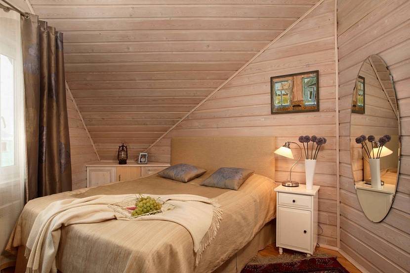 Дизайн спальни в мансарде со скошенным потолком