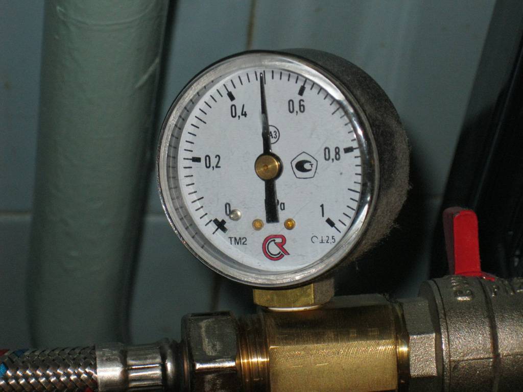 Норма давления воды в частном доме: какое нормальное для горячей и холодной, что делать, если не соответствует нормативу?