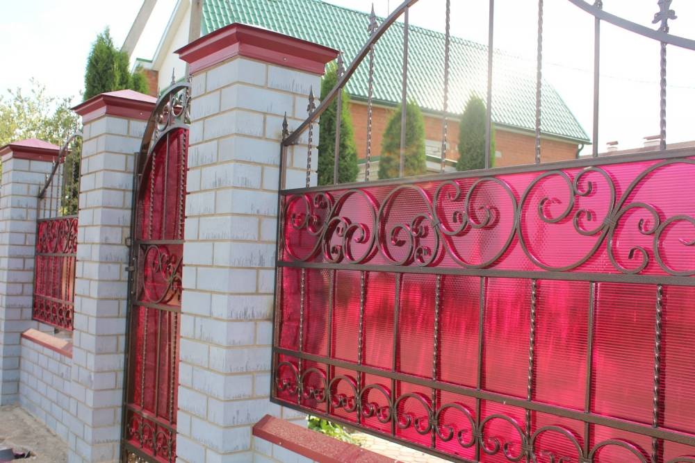 Комбинированный забор из кованых элементов и поликарбоната, его виды, особенности и монтаж