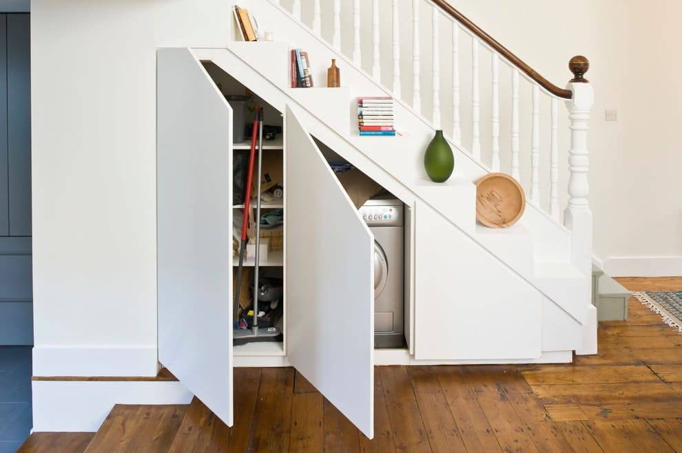 Шкаф под лестницей — встроенный или с распашными дверями, шкаф-купе, полки, как сделать своими руками