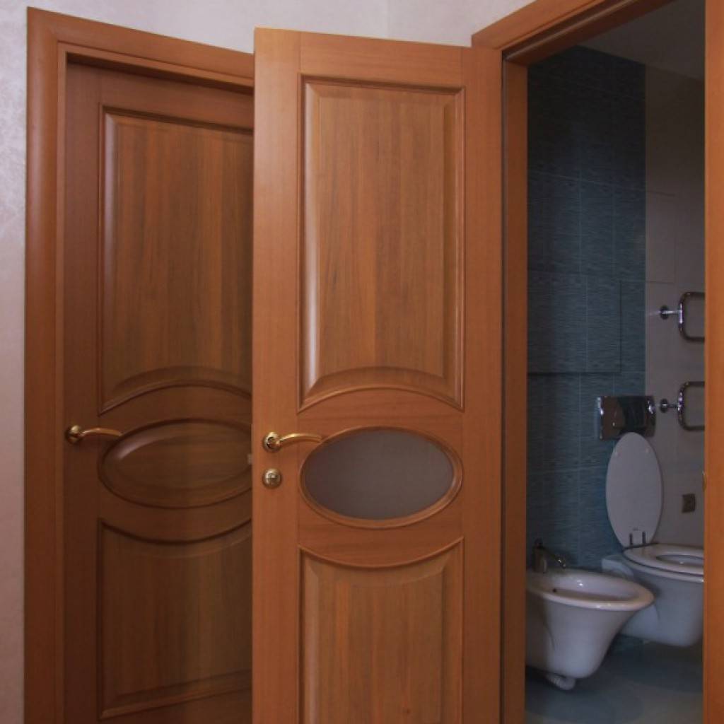Недорогие двери для ванной и туалета: материалы, установка своими руками и полезные советы по выбору моделей