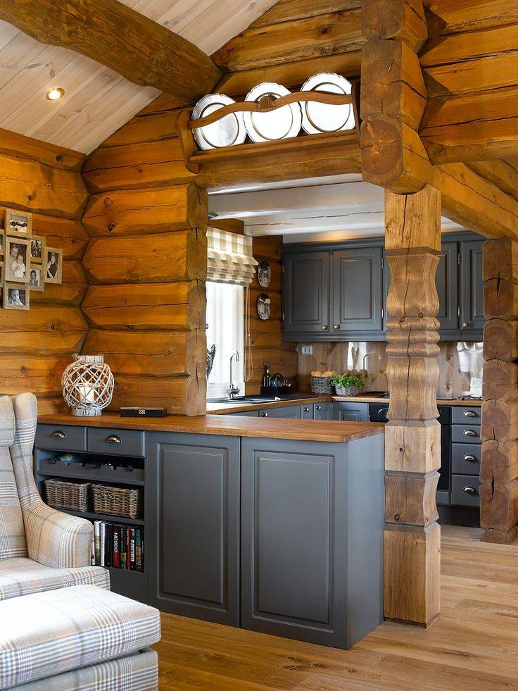 Кухня в деревянном доме (90 фото): дизайн интерьера в доме из бруса, белая кухня в бревенчатом помещении, кухонный гарнитур в маленькой комнате