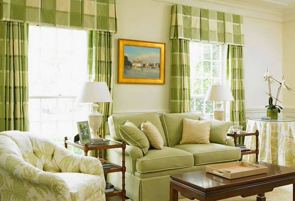 Зелено бежевые обои. Зеленые шторы в гостиной. Сочетание зеленого в интерьере. Фисташковые стены в интерьере. Шторы оливкового цвета в интерьере гостиной.