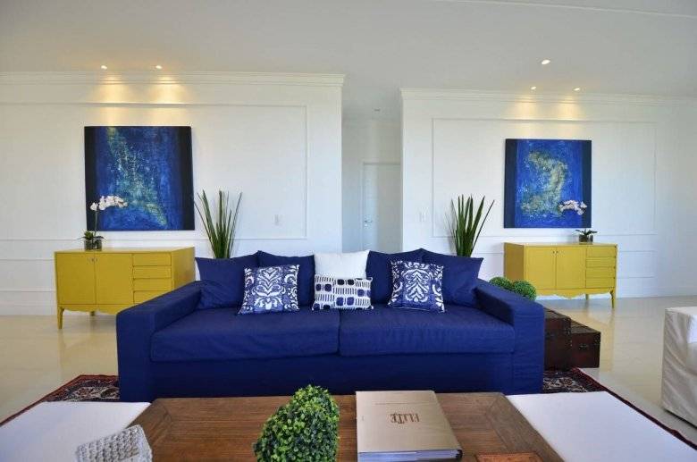 Синий диван в интерьере гостиной - 75 фото лучших вариантов внедрения в дизайндизайн гостиной