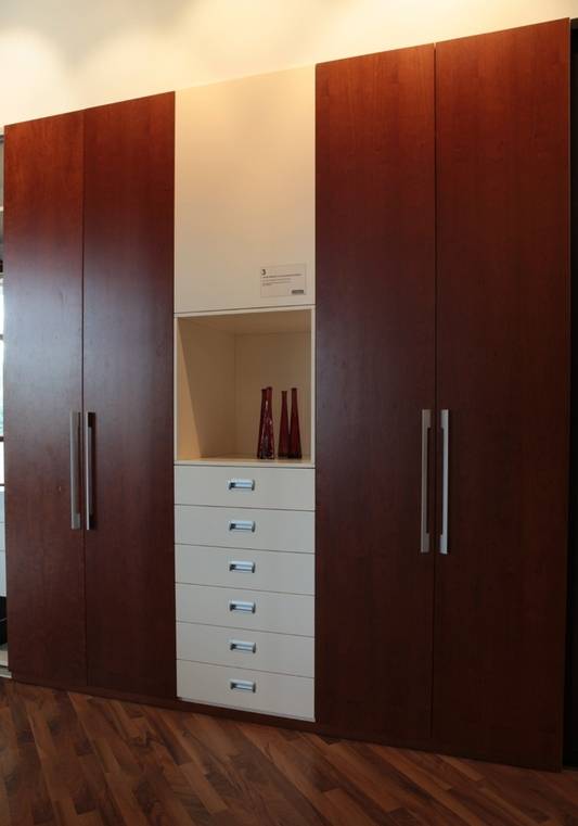 Шкаф, встроенный в нишу (68 фото): с распашными дверями на кухне и балконе, в ванной комнате и спальне, на мансарде, шкаф в узкую комнату