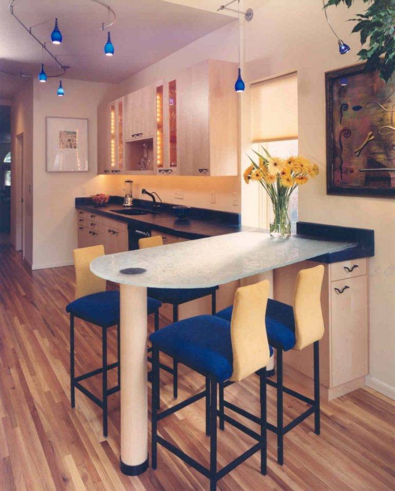 Дизайн маленьких угловых кухонь (28 фото): с барной стойкой