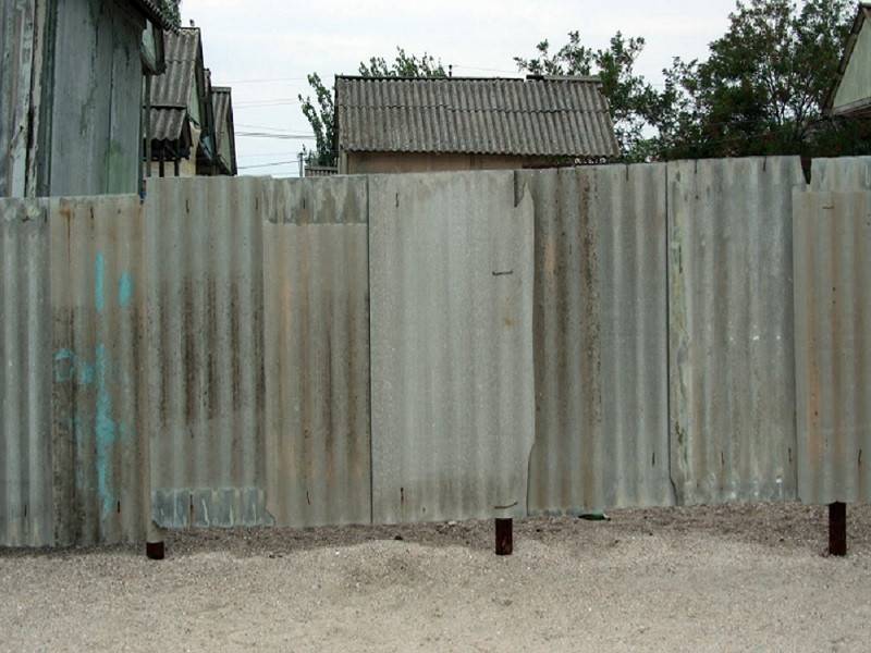 Забор из шифера (28 фото):  варианты из волнового и плоского материала, железный шиферный забор