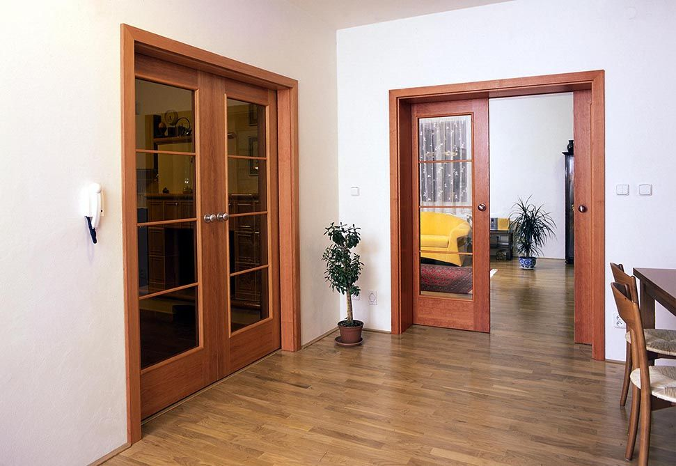 Раздвижные двери или распашные – какие лучше?