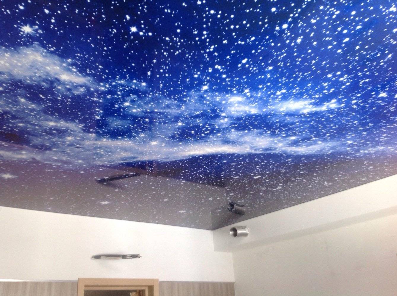 Обои на потолок звездное небо - виды материала