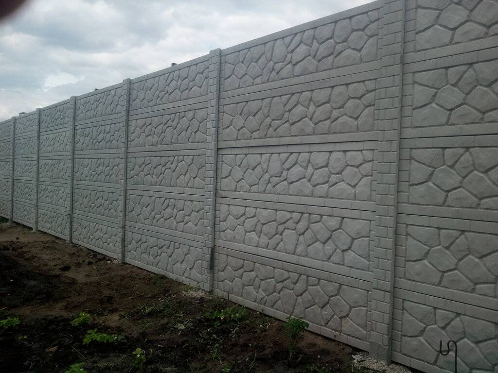 Забор из бетонных панелей