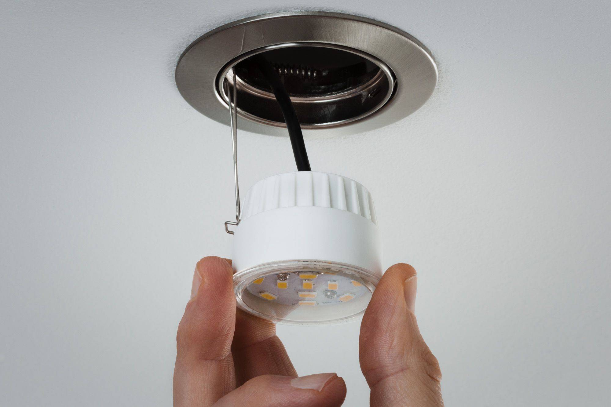 Как поменять светодиодную лампочку в точечном светильнике