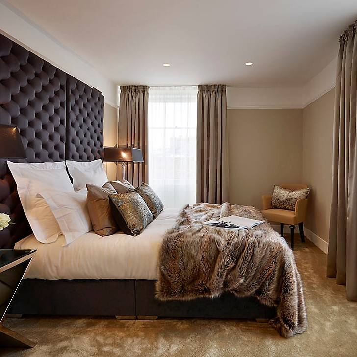 Спальня в коричневых тонах (70 фото): шторы и обои шоколадного цвета в дизайне интерьера, бело- и бежево-коричневый цвета, темно-коричневая кровать и другая мебель
