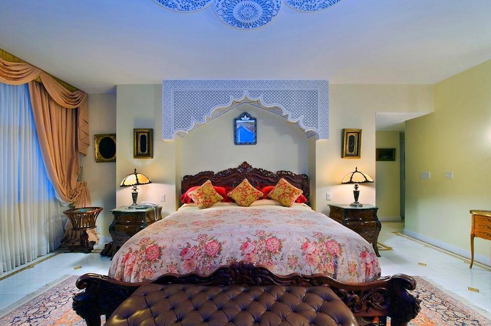 Арабский стиль в интерьере гостиной, спальни, кухни - 21 фото