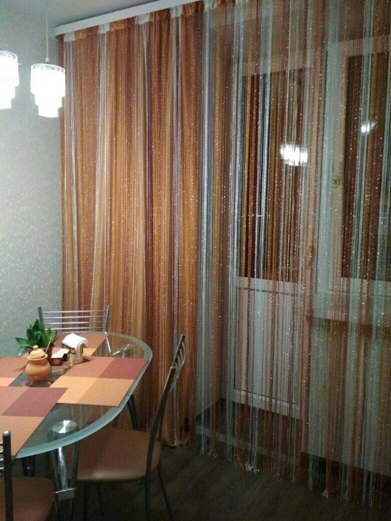 Нитяные шторы на кухню (53 фото): дизайн штор-нитей из кисеи в интерьере