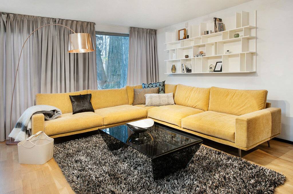 Интересные виды моделей угловых диванов для гостиной