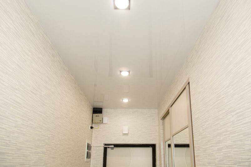 Черный глянцевый натяжной потолок в интерьере спальни, гостиной
 - 22 фото