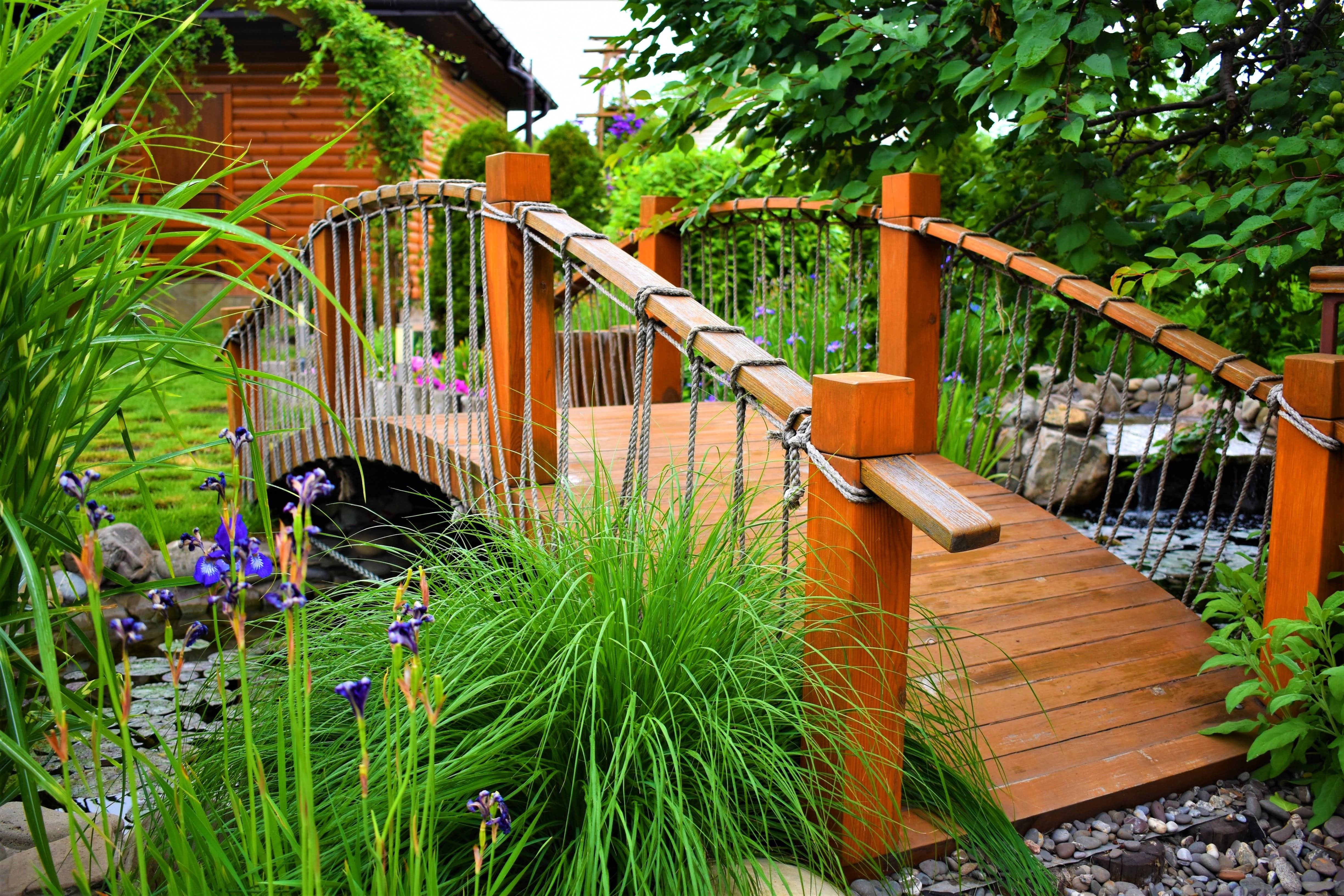 Декоративный мостик для сада, дачи и пруда в ландшафтном дизайне - 17 фото