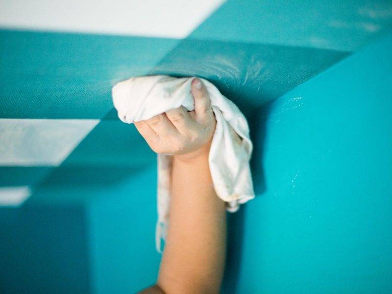 Как и чем мыть натяжные потолки в домашних условиях без разводов