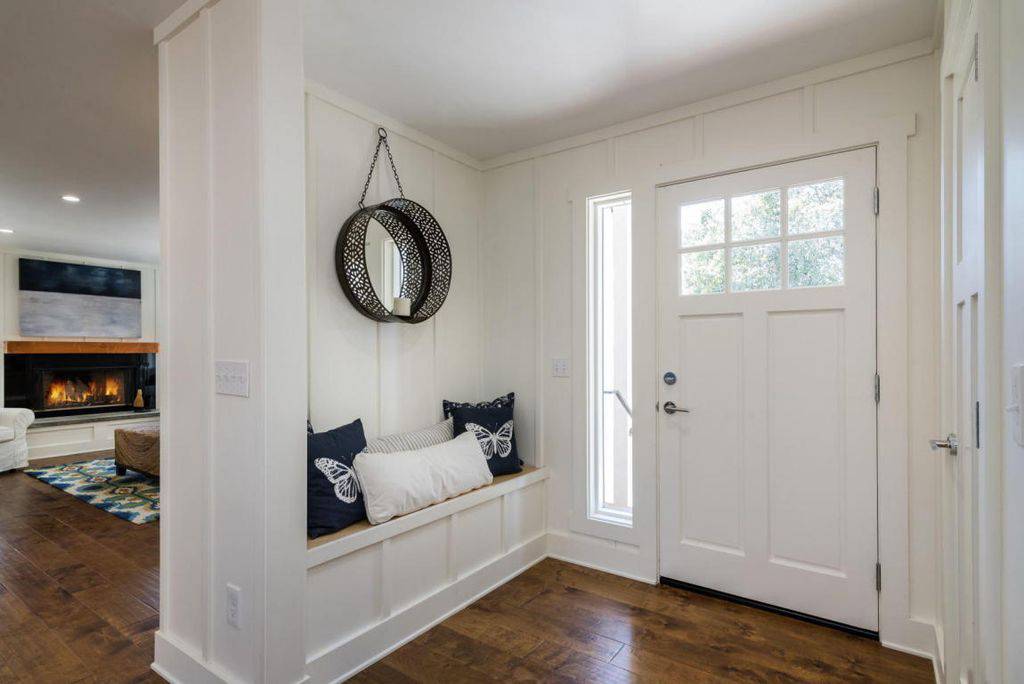 Использование белых дверей в интерьере квартиры: фото примеров