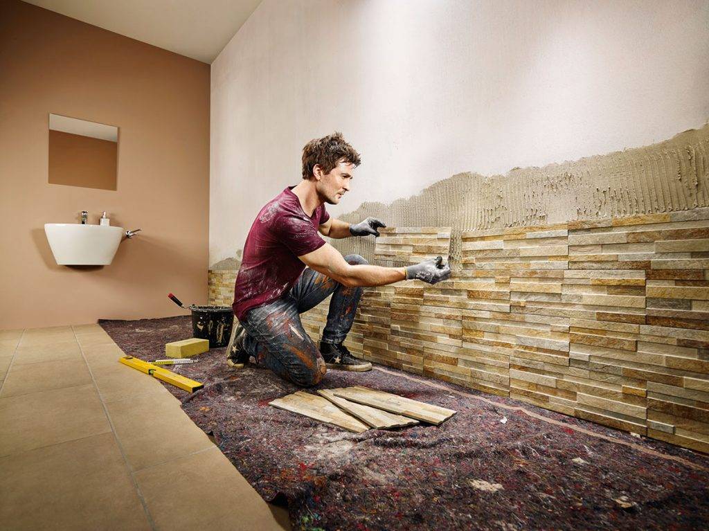Как покрасить декоративный камень, кирпич из гипса на стене в домашних условиях
 - 21 фото
