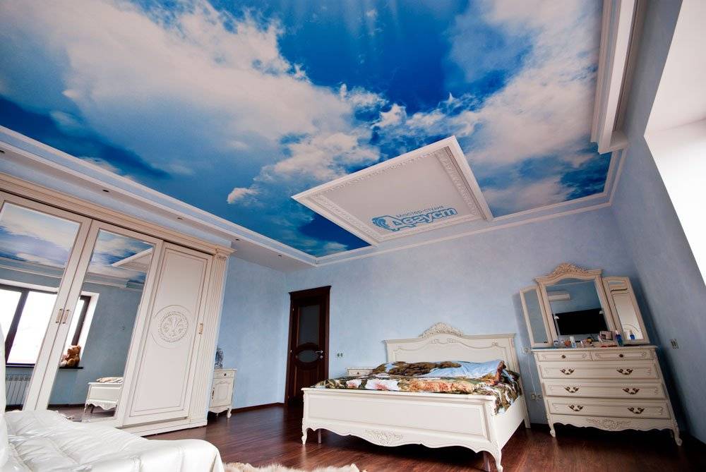 Натяжные потолки «небо с облаками» фото интерьеров