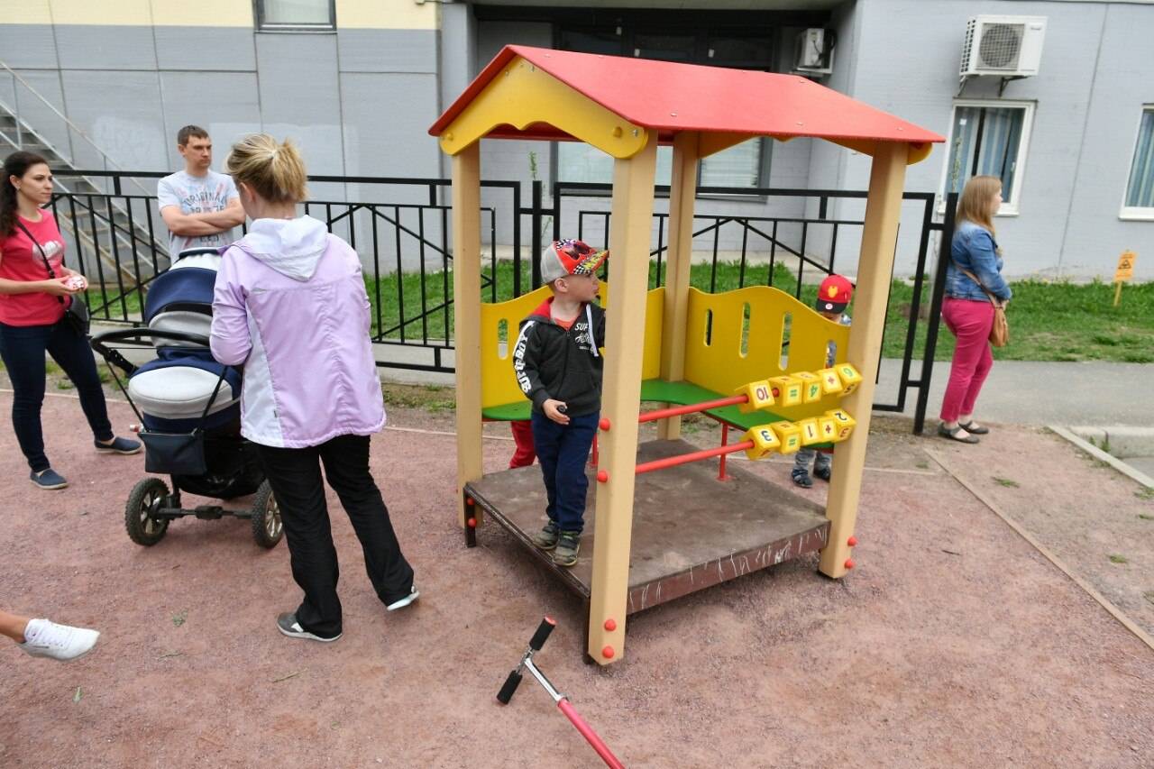 Кто должен устанавливать детские площадки во дворе многоэтажного дома, санпин + фото