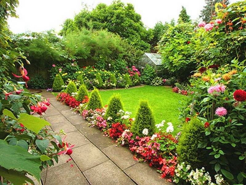 Оформление цветочных композиций в саду на дачах или возле домов