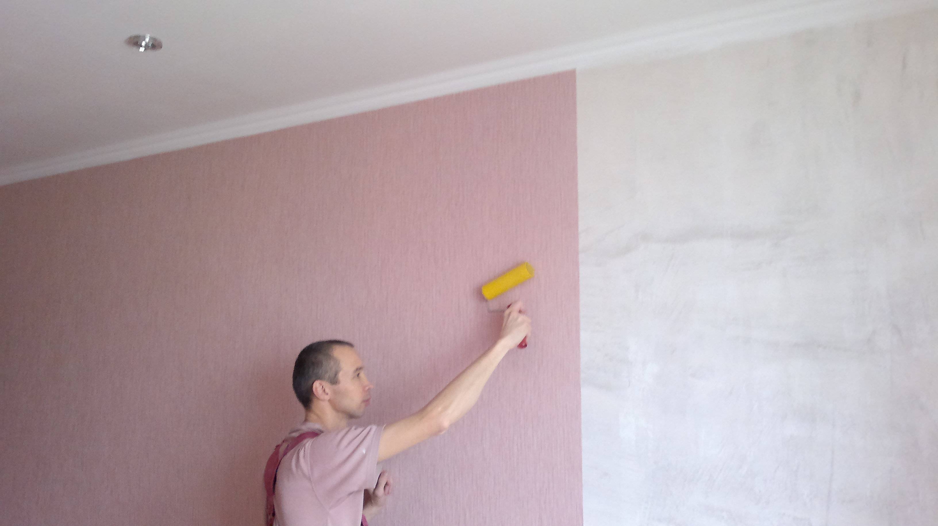 Как клеить обои на крашеные стены: водоэмульсионка, масляное и акриловое покрытие