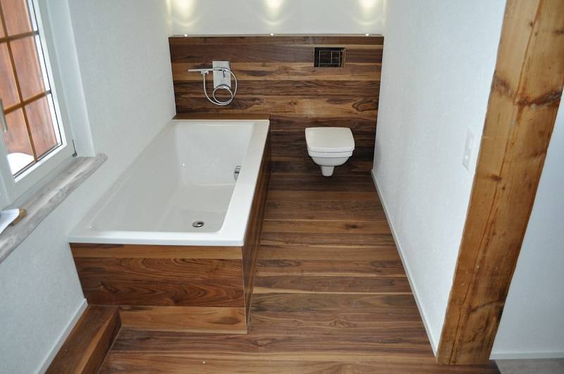 Подходящее напольное покрытие для ванной комнаты в деревянном доме